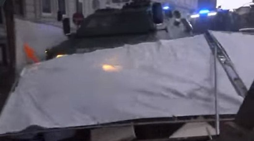 Αμβούργο: Το τεθωρακισμένο της αστυνομίας παρασύρει τα πάντα στο πέρασμά του και τρέπει σε φυγή τους διαδηλωτές (βίντεο)